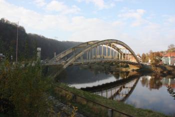 Návodní strana mostu z levého břehu Vltavy ( © Ivan Grisa 10/2011)