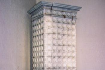 Kachlová kamna v jedné z místností (2002© Vlky, Jirka Čížek)