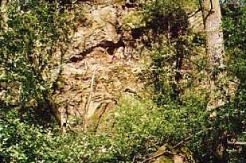 Skalisko, na kterém stával hrádek Poděhusy (2001 ©Jiří Cukr)