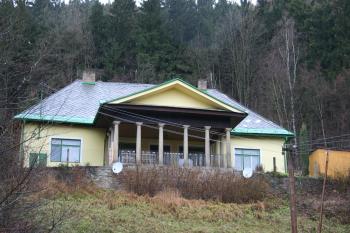 Průčelí zámečku ( © Petr Nožička 12/2011)