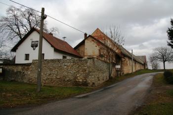 Budova na místě původní tvrze ( © Petr Nožička 12/2011)