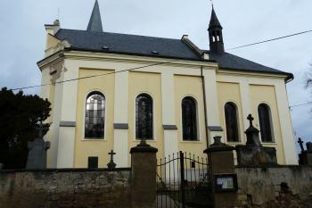 loď s presbytářem od jihu (© Jaroslav Valečka, 12/2011)