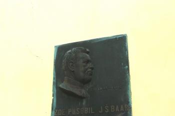 deska s reliéfem J. Š. Baara u vchodu do kostela (© Jaroslav Valečka, 12/2011)