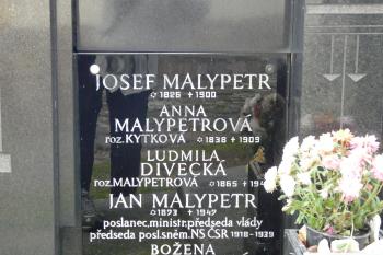 detail z rodinné hrobky Malypetrů (© Jaroslav Valečka, 12/2011)