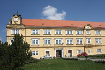 Pohled na zámek ( © Martin  Kabeláč 04/2008)