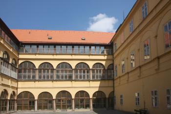 Nádvoří zámku  ( © Martin  Kabeláč 04/2008)