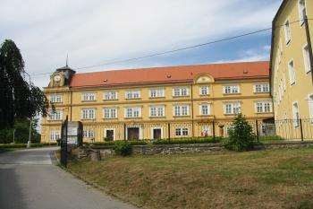 klasický pohled na Křižanovský zámek (© D Dohňanský, 07/2015)