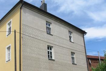zvláštně upravena jižní strana přistavěné budovy (© D Dohňanský, 07/2015)