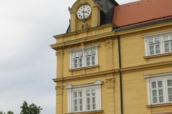bohatě zdobené /pilastry,bosáž,atika,hodiny/ jz.nároží zámku (© D Dohňanský, 07/2015)