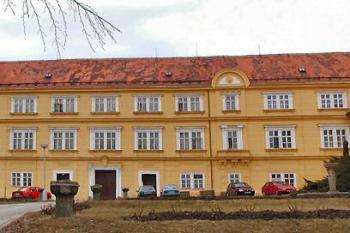 vstupní průčelí renesančního jižního křídla ( © Pavel Zany Komárek 8/3/2003)