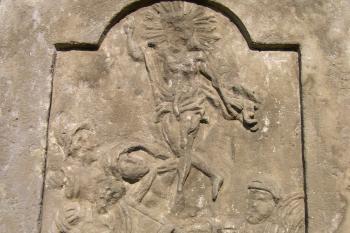 Relief Zmrtvýchvstání na soklu ( © Ivan Grisa 05/2005)
