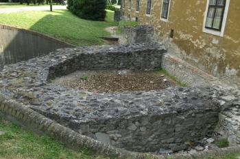 zbytky opevnění (bašty) či presbytáře hradní kaple ( © Milan Caha 06/2011)