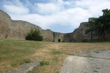opevněné předhradí (© Milan Caha 06/2011)