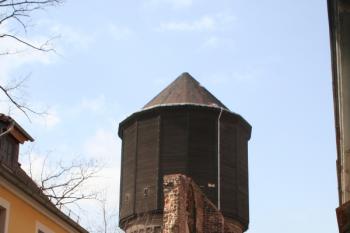 Ruiny klášterního kostela a vodárenská věž od východu ( © Ivan Grisa 03/2007)