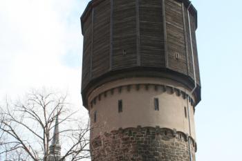 Bývalý klášterní kostel a vodárenská věž od západu ( © Ivan Grisa 03/2007)