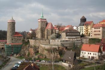 Kostel, Stará vodárna (vlevo) a vodárenská věž v bývalém františkánském kostele (vpravo) z mostu Míru (Friedensbrücke)  ( © Ivan Grisa 03/2007)