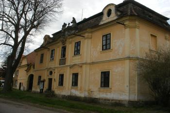 Fara v Radonicích n. Ohří (© Jiří Špaček, 04/2016)