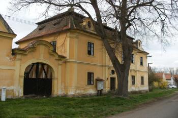 Fara v Radonicích n. Ohří (© Jiří Špaček, 04/2016)