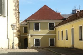stará škola - pohled z náměstí ( © Milan Caha 04/2011)
