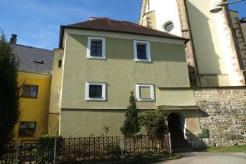 stará škola - pohled z ulice Františka Černého ( © Milan Caha 04/2011)
