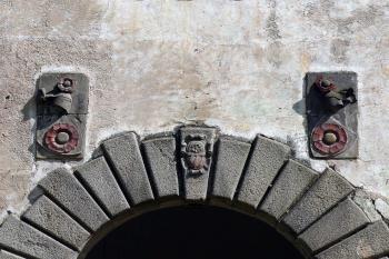 Rožmberská symbolika nad vstupní branou (© Jiří Cukr, 05/2013)