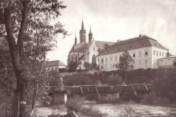 Klášter ve Vyšším Brodě - historická fotografie neznámého autora z počátku 20.století - zajímavý je most se sochou J.Nepomuka (?)- (soukr.sbírka IvoR) (© ???)