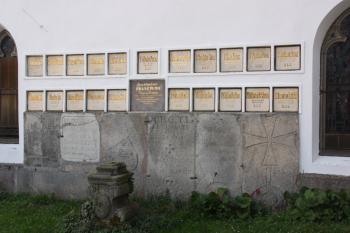 Náhrobky na jižní stěně pohřební kaple ( © Ivan Grisa 05/2010)