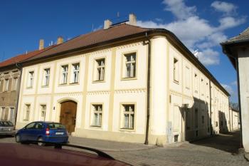 budova pivovaru z Pražské ulice ( © Milan Caha 12/2011)
