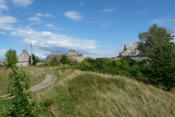 Hospodářská stavení a obydlí poddaných (© Jaroslav Šefčík, 03/2009)