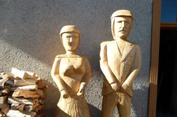 originální sochy ze dřeva mlynáře a mlynářky ( © Jan P. Štěpánek 10/2011)