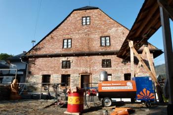 štítové průčelí mlýna při termosanaci ( © Jan P. Štěpánek 10/2011)