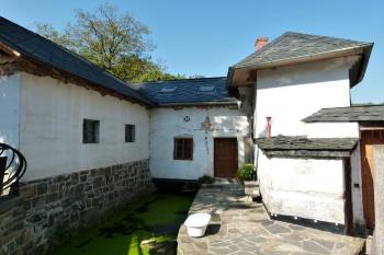 mladší hospodářské objekty nad náhonem přebudovávané dnes citlivě pro potřeby ubytování turistů ( © Jan P. Štěpánek 05/2011)