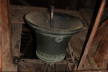 Zvon v obráceném závěsu a šachta pod ním ( © Ivan Grisa 12/2011)