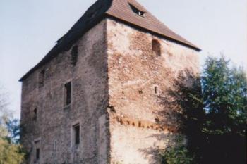 Věž tvrze od severozápadu (© Lukáš Pechánek, 08/2000)