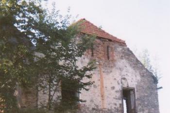 Jihovýchodní průčelí renesančního objektu (© Lukáš Pechánek, 08/2000)