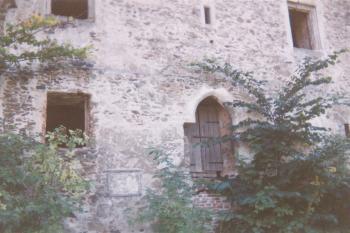 Detail gotických ostění na severním průčelí tvrze (© Lukáš Pechánek, 08/2000)