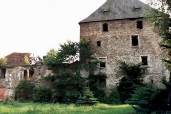 Detailnější pohled od silnice (© Petr Laššák 07/2003)