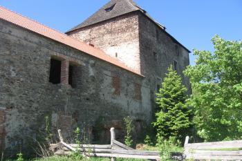 pohled na tvrz s renesančním přístavkem od severovýchodu (© Jaroslav Špiroch, 05/2018)