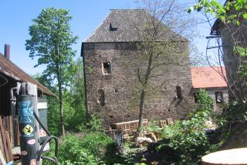 jižní průčelí tvrze, ve 2.patře 2 prevety (© Jaroslav Špiroch, 05/2018)