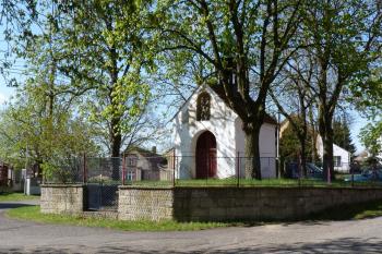 náves s kapličkou sv. Josefa (© František Kinař, 04/2012)