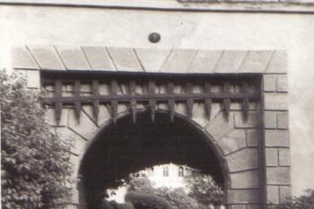 Pohled na vstupní bránu na fotografii z poč.20.století (soukr.sbírka IvoR) (© ?)