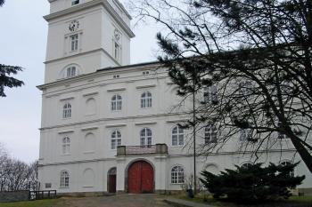 Pohled na opravený zámek (© D Dohňanský, 03/2014)