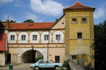 brána předhradí z vnitřní strany (© de ardoise 07/2005)