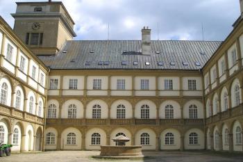 arkádové nádvoří zámku (© de ardoise  07/2005)