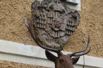 Erb na čelní straně zámečku ( © Roman Řezáč 12/2004)