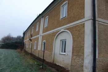 Čelní strana zámku ( © Roman Řezáč 12/2004)