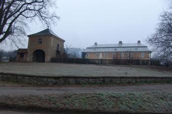 Pohled ze silnice ( © Roman Řezáč 12/2004)