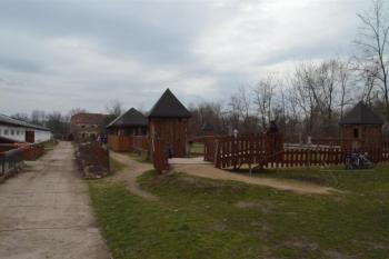 Děstké hřiště ( © Jiří Čížek 04/2013)