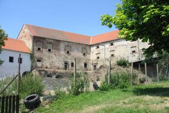 nádvorní strana od jv. (© D Dohňanský, 07/2014)