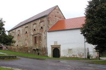 západní průčelí tvrze a vstupní brány ( © Pavel Zany Komárek 22/9/2002)